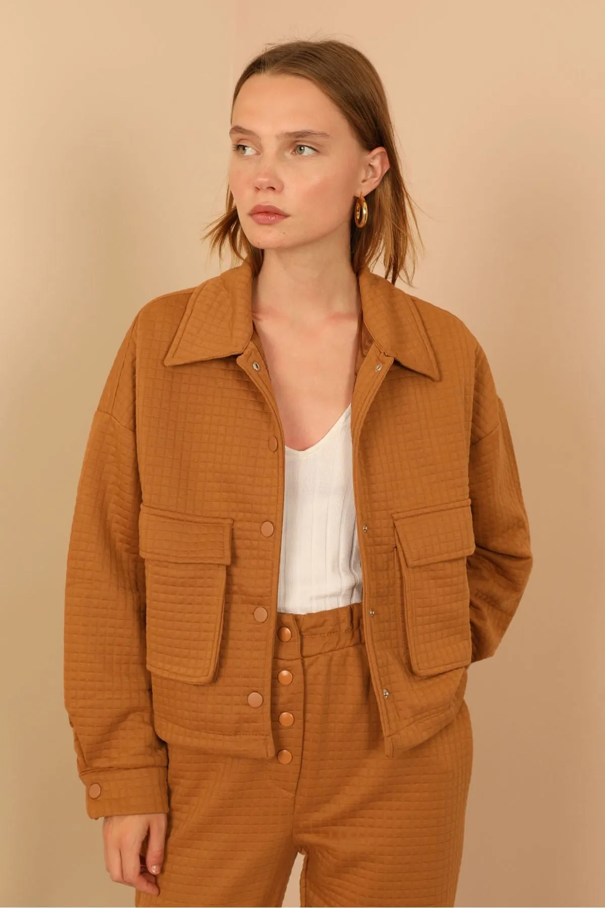 KKT Quilted Fabric Long Sleeve Shirt Collar Hip Height Oversize Button Up Women Jacket - Light Brown - Gllogovc