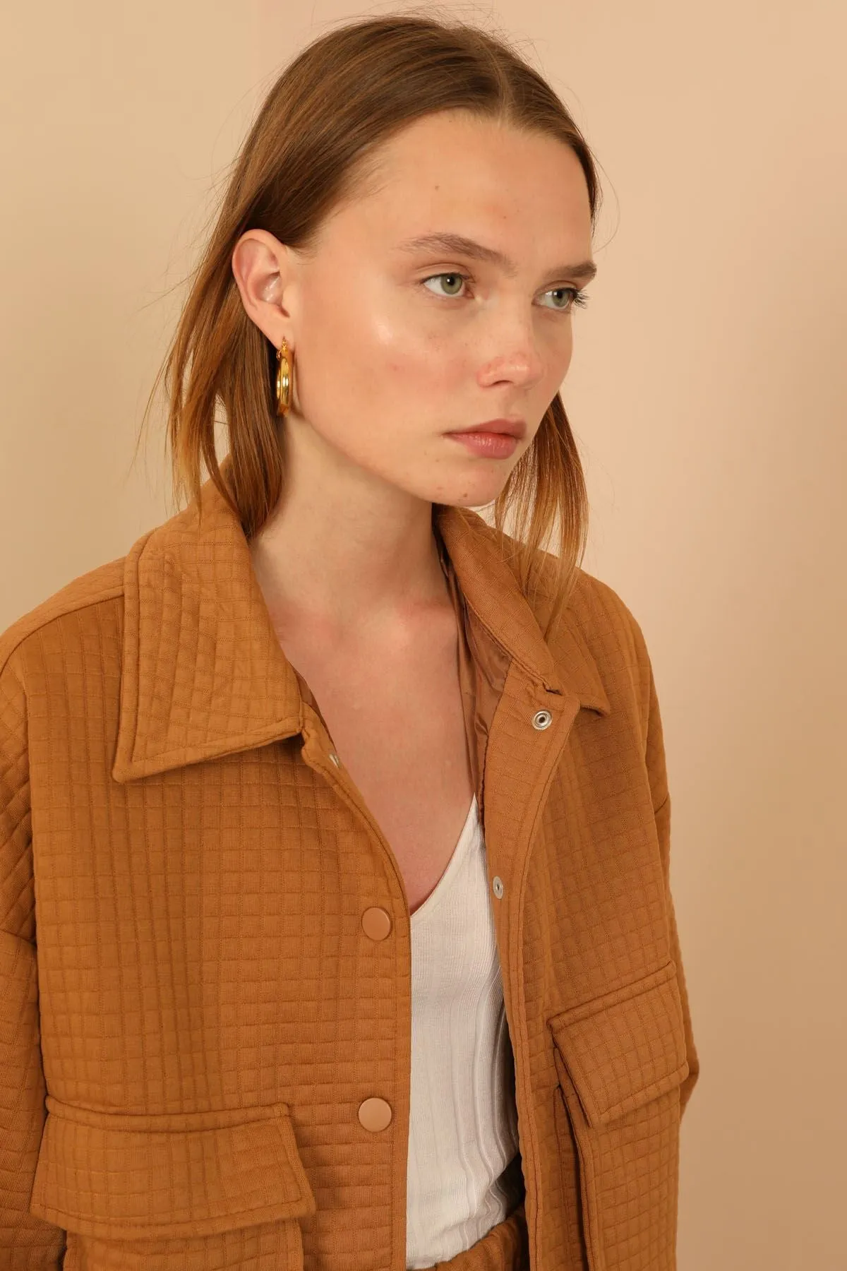 KKT Quilted Fabric Long Sleeve Shirt Collar Hip Height Oversize Button Up Women Jacket - Light Brown - Gllogovc