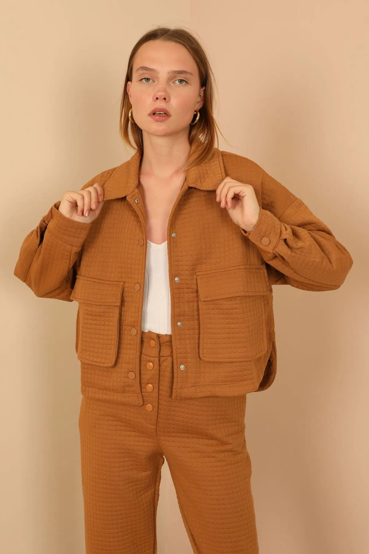 KKT Quilted Fabric Long Sleeve Shirt Collar Hip Height Oversize Button Up Women Jacket - Light Brown - Gllogovc