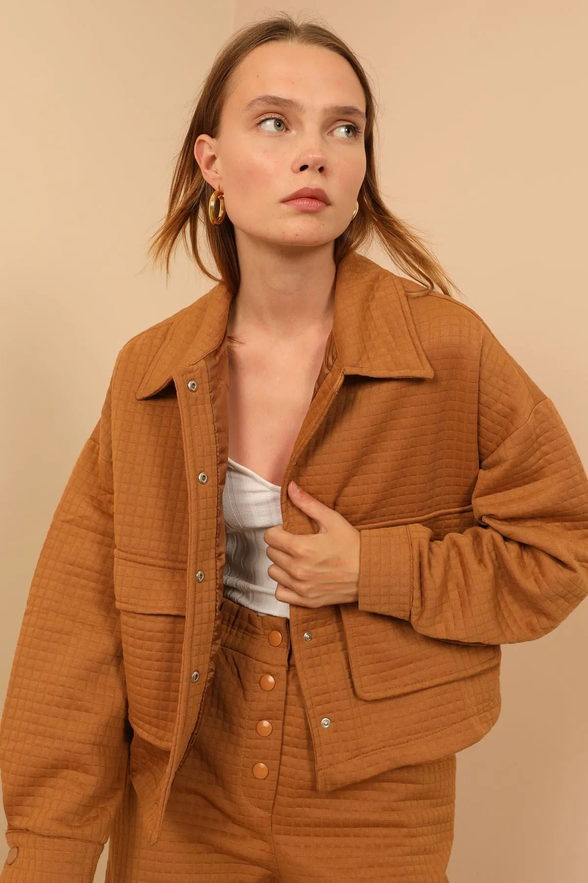 KKT Quilted Fabric Long Sleeve Shirt Collar Hip Height Oversize Button Up Women Jacket - Light Brown - Gllogovc